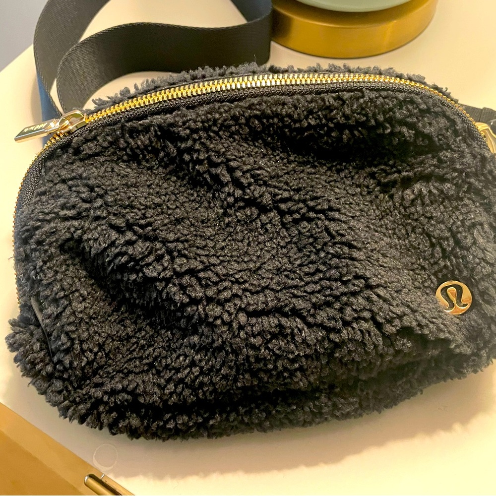 Lululemon black Sherpa belt bag